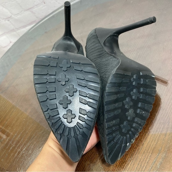 BCBG MAX AZRIA snake skin embossed leather pointy toe stiletto pumps 9.5 New - Picture 2 of 16